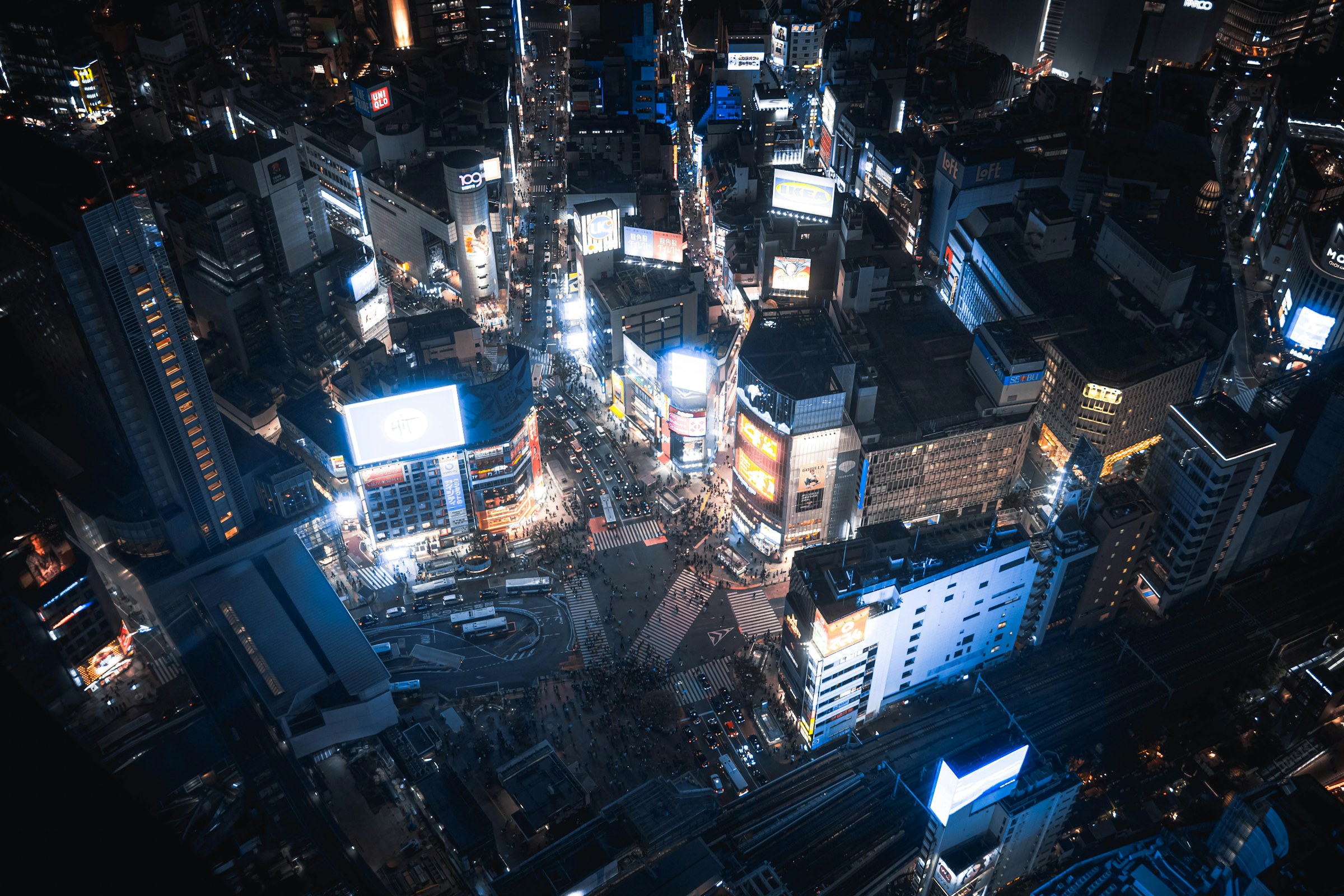 夜の渋谷スクランブル交差点を上空から