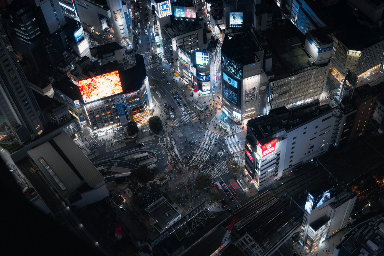上空から見た夜の交差点